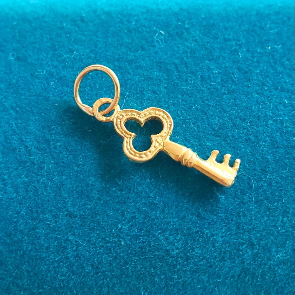 10k Gold Key Charm Pendant